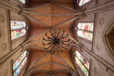 Tarihi taş katedralin büyük iç kısımlarında kubbeli tavanlar, kemerli sütunlar ve vitray pencereler yer almaktadır..