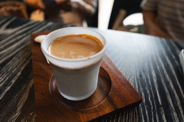 Sütlü soğuk sütlü kahve, kremalı. Köpüklü frappe, latte, cappuccino, kafenin arka planında, mesaj için yer var. Yaz soğuk kahve kokteyli