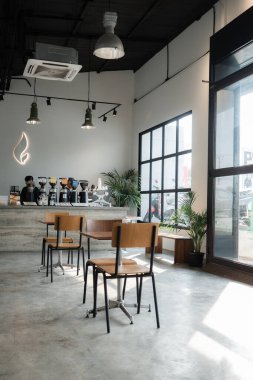 Boş sandalyeleri ve masaları olan modern bir kafe..
