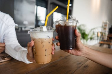 Kafede içki içen insanlar..