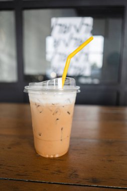 Samanlı, berrak bir bardakta buzlu içecek..