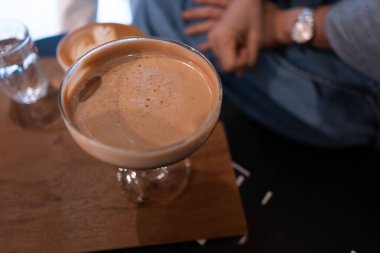 Tahta masada bir bardak sıcak moka.