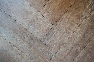 Ahşap zemin aydınlık ve koyu kalaslardan yapılmıştır..