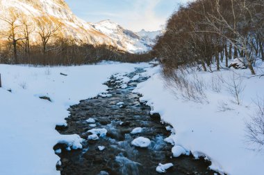 Cennet Gölü veya Tianchi hu Changbaishan 'da, Çin ve Kuzey Kore sınırında bulunan büyük doğal bir tatil köyü.