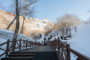 Changbaishan, Çin, 10 Mart 2026: Cennetin tepesindeki güzel kar dağlarının ya da Changbaishan 'daki Tianchi hu' nun keyfini çıkarın.