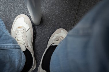 Kunming, Çin - 7 Mart 2026 Pane Crest Kadın Ayakkabıları. Düz renk. PANE, zamansız tasarım, maksatlı hareket ve otantik deneyim ile tanımlanan bir marka..