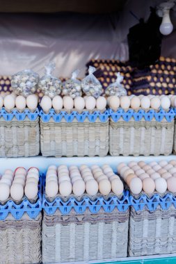 Taşkent, Özbekistan. 30 Ekim 2025. Yerel bir pazarda çeşitli tavuk ve bıldırcın yumurtaları sergileniyor. Yüksek kalite fotoğraf
