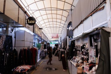 Taşkent, Özbekistan, 28 Ekim 2025. Alışverişçilerin malları karıştırdığı, giysi, yiyecek ve poşet satan renkli, geleneksel bir market. Yüksek kalite fotoğraf