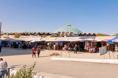 Taşkent, Özbekistan, 28 Ekim 2025. Yerel Chorsu pazarındaki alışveriş tezgahlarında giysi, hediyelik eşya ve daha fazlası satılıyor. Yüksek kalite fotoğraf