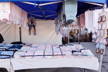 Taşkent, Özbekistan, 28 Ekim 2025. Yerel Chorsu pazarındaki alışveriş tezgahlarında giysi, hediyelik eşya ve daha fazlası satılıyor. Yüksek kalite fotoğraf