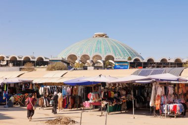 Taşkent, Özbekistan, 28 Ekim 2025. Yerel Chorsu pazarındaki alışveriş tezgahlarında giysi, hediyelik eşya ve daha fazlası satılıyor. Yüksek kalite fotoğraf
