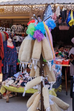 Taşkent, Özbekistan, 28 Ekim 2025. Yerel Chorsu pazarındaki alışveriş tezgahlarında giysi, hediyelik eşya ve daha fazlası satılıyor. Yüksek kalite fotoğraf