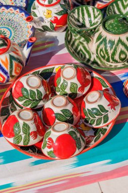 Taşkent, Özbekistan, 28 Ekim 2025. Özbekistan 'ın Taşkent kentindeki bir turizm pazarında satılan hatıralar. Çaydanlıklar, tabaklar ve bardaklar, seramik. Yüksek kalite fotoğraf