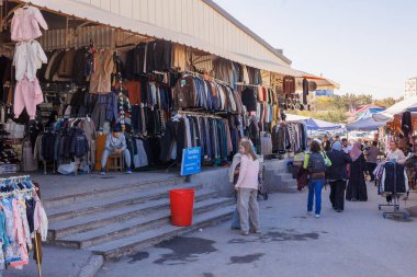 Taşkent, Özbekistan, 28 Ekim 2025. Yerel Chorsu pazarındaki alışveriş tezgahlarında giysi, hediyelik eşya ve daha fazlası satılıyor. Yüksek kalite fotoğraf