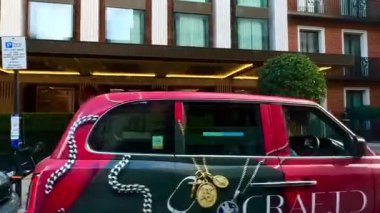 Londra, İngiltere, 12 Aralık 2025. Londra 'da hafta içi bir sokakta çekilmiş bir video. Yoğun cadde yayalar, taksiler, çeşitli dükkanlar ve kafelerle dolu. Yüksek kaliteli HD görüntüler