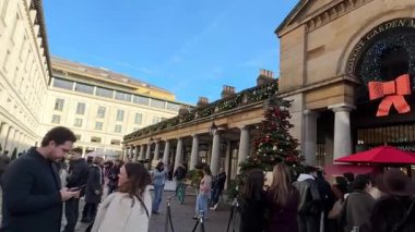 Londra, İngiltere, 13 Aralık 2025: Tuzlu bir günde kalabalık bir meydan, Londons Covent Garden 'daki atmosferin tadını çıkaran insanlar. Yüksek kaliteli FullHD görüntüler