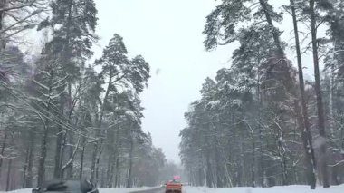 Moskova, Rusya 'da karla kaplı bir yol. Rublevskoye Otobanı 'ndan çarpıcı bir manzara. Manzaranın güzelliği nefes kesici. Yüksek kaliteli FullHD görüntüler