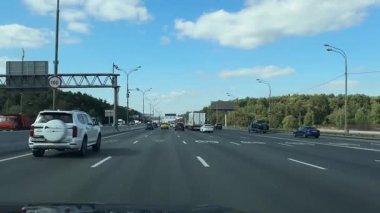 Moskova, Rusya - 17 Kasım 2025: Minsk otoyolu boyunca hareket eden araba ve kamyonlarla Moskova yakınlarındaki otoyol. Yüksek kaliteli FullHD görüntüler