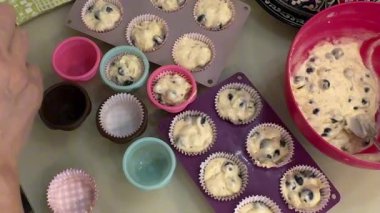 Kek yapıyorum. Kadınların elleri silikon fırın kabıyla kağıt bardakları doldurur. Ev yapımı. Yüksek kaliteli FullHD görüntüler