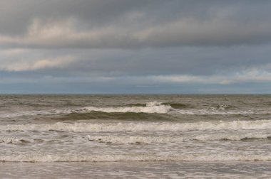 Deniz kıyısında dalgalar