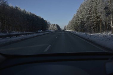 kar ve ağaçlar olan kış yol