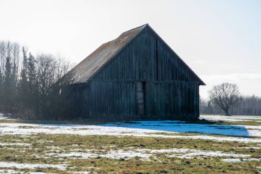 Kırsalda ahırı olan ahşap bir ahır.