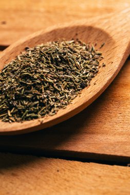 hafif ahşap zemin üzerine bir kaşık biberiye