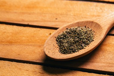 hafif ahşap zemin üzerine bir kaşık biberiye