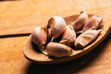 Açık renkli bir tahta kaşık sarımsak