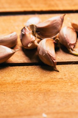 hafif ahşap arka plan üzerinde sarımsak dilimleri