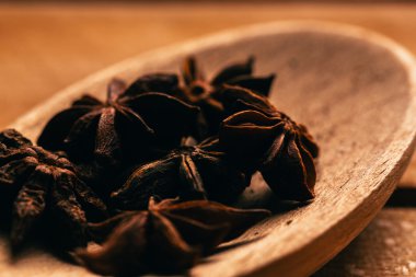 açık renkli bir tahta kaşık anasonu baharat