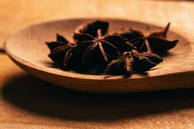 açık renkli bir tahta kaşık anasonu baharat