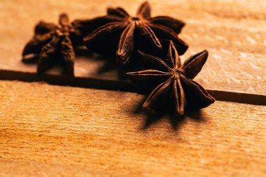 yıldız anason baharat bütün ahşap arka plan üzerinde
