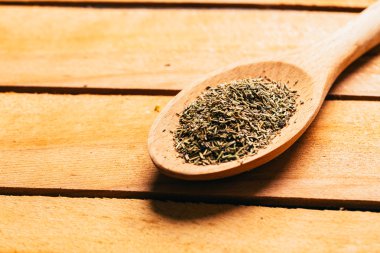 hafif ahşap zemin üzerine bir kaşık biberiye