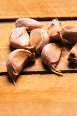 hafif ahşap arka plan üzerinde sarımsak dilimleri