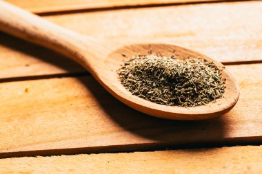 hafif ahşap zemin üzerine bir kaşık biberiye