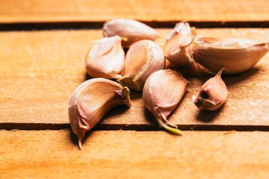 hafif ahşap arka plan üzerinde sarımsak dilimleri