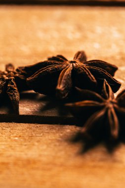 yıldız anason baharat bütün ahşap arka plan üzerinde