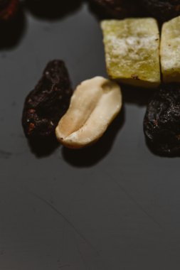 fındık ve kuru meyve karanlık bir arka plan üzerinde karışımı