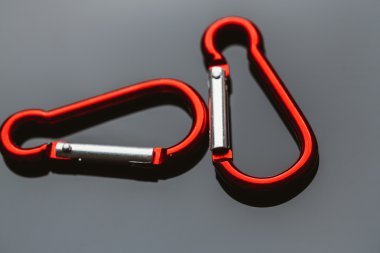 birkaç çantanıza karanlık bir arka plan üzerinde kırmızı metal