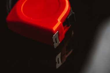 portakal inşaat mezura karanlık bir arka plan