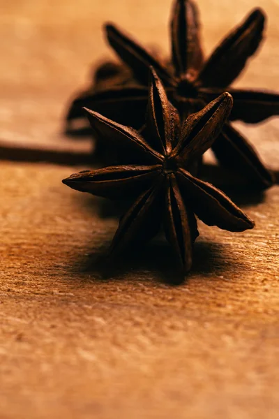 Estrela anis especiarias inteiras em um fundo de madeira — Fotografia de Stock