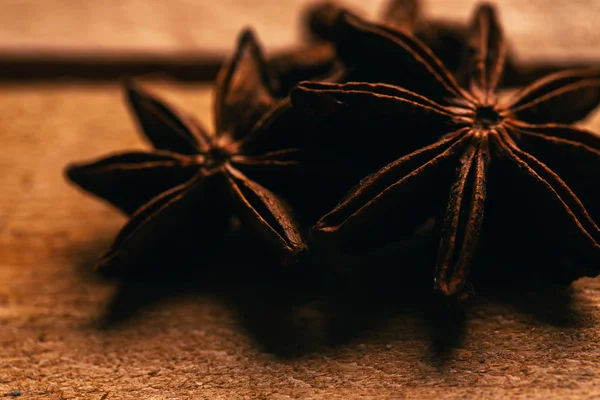 Estrella anís especias enteras sobre un fondo de madera —  Fotos de Stock