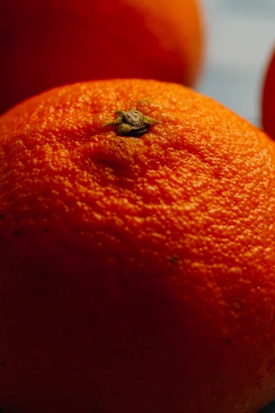 Tangerinas frescas sobre um fundo azul claro close-up — Fotografia de Stock