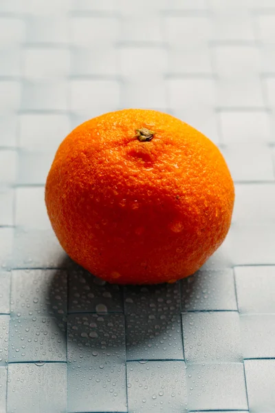 Färska mandariner på en ljusblå bakgrund — Stockfoto