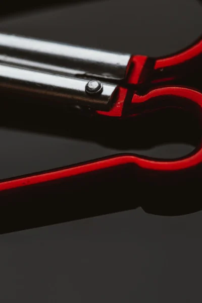 Несколько металлический карабин красный на темном фоне — стоковое фото