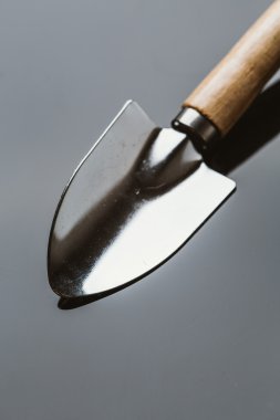 bir karanlık ayna arka plan üzerinde dikim için kürek