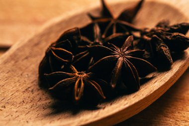 açık renkli bir tahta kaşık anasonu baharat