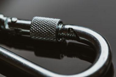 yansıtma karanlık bir arka plan üzerinde bir metal kemer