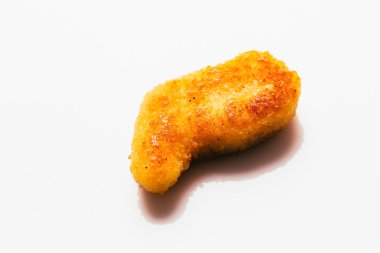 Mavi plaka üzerinde taze tavuk nuggets